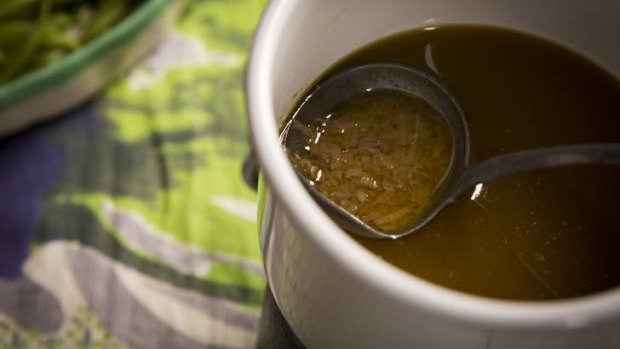 Bagna Cauda是一个简单的意大利语“火锅”,是庆祝春季蔬菜的好方法。