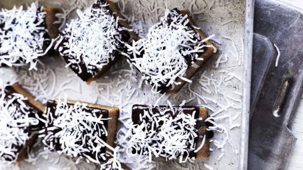 澳大利亚烘焙日:亚当·刘的lamington blondies。