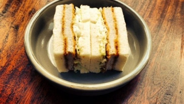 亚当哈顿的Katsu Sando(碎猪肉三明治)。