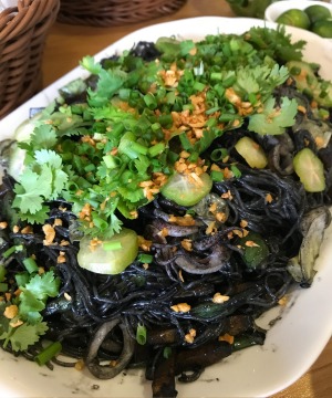 Pansit Negra:鱿鱼墨水面条。