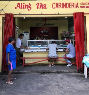Aling Ika Carinderia提供Cavite的lumpia可丽饼。