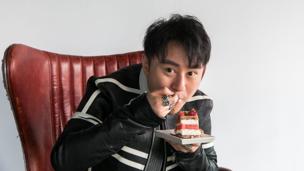 黑星糕点店的新老板路易斯·李说:“这种蛋糕是一种现象,而不仅仅是一种时尚。”
