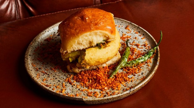 vada pav,牛奶小圆面包与马铃薯碎屑和香菜酸辣酱。