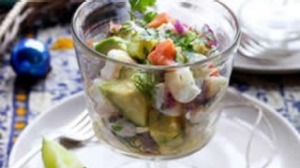 虾，扇贝和海洋鳟鱼ceviche