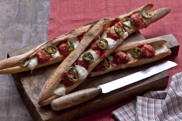 做你自己的肉丸三明治:Karen Martini的polpetti, mozzarella and jalapeno baguettes <a…