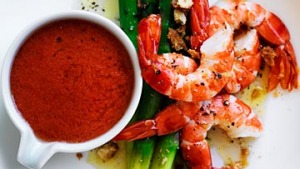 Neil Perry的虾和芦笋与Gazpacho。