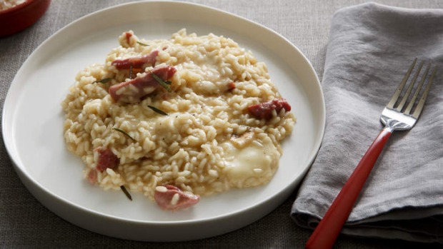 Karen Martini的烟熏火腿Hock，Rosemary和Taleggio Risotto。<b>照片：</ b> Marcel Aucar。<b>造型：</ b> Marnie Rowe。