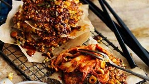 辣酱猪肉和泡菜油炸饼。