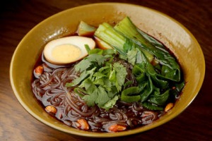 马铃薯面条在Dainty Sichuan Noodle Express上添加了鸡蛋。