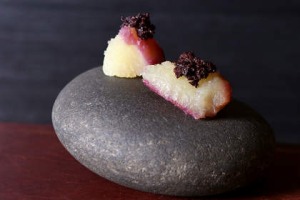 日本红薯和黑橄榄，配上一块石头。