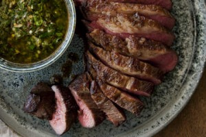 与香菜奇米奇里（Coriander Chimichurri）烧烤三提示。