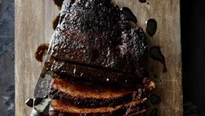 皮特·埃文斯的香料慢烤胸肉。