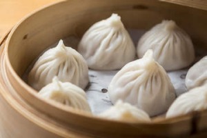 萧龙宝坐在上海街。
