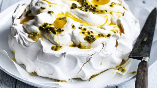 尼尔佩里的爱国主义Passionfruit Pavlova。