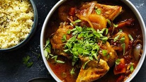 鸡tagine用芒果和杏子。