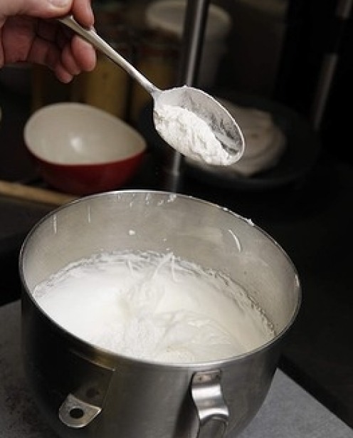 糖应该完全溶解。混合物应该到达色带阶段