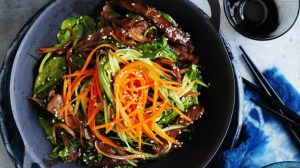 牛肉洋葱拌石锅饭;上面再加个煎蛋真是太好了