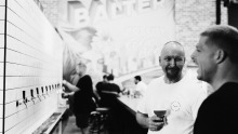 Head Brewer Scott Hargrave（左）和Mick在Balter Brewery地板上曼宁。