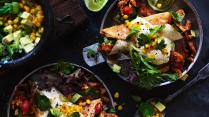 尼尔·佩里（Neil Perry）的鸡肉弗劳塔（Chicken Flautas）和甜玉米（Sweetcorn）和鳄梨莎莎（Avocado Salsa）。
