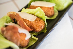 基辅鸡肉遇到了土豆宝石：鸡凯撒炸丸子。