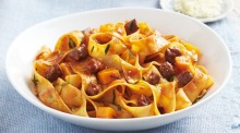 帕帕德尔（Pappardelle）配上羊肉和南瓜搭配红酒和大蒜酱，用于巴里拉（Barilla）运动，并提供美味的食物。188bet金博宝