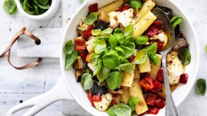 与茄子，辣椒和Bocconcini的Rigatoni。