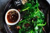 菠菜，辣椒和芝麻沙拉。<A ...