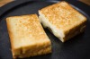 Sydney's Edition Coffee Roasters三明治茄子和三份奶酪夹在超厚、超软的白色薄片之间……
