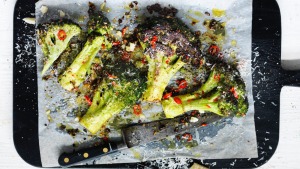 亚当·利亚（Adam Liaw）的西兰花与辣椒和帕玛森（Parmesan）。