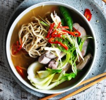Kylie Kwong：鸡肉和霍基恩汤面。
