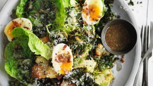 冰雹羽衣甘蓝！亚当·利亚（Adam Liaw）的冬季凯撒沙拉（Caesar Salad）。