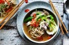 凯莉·夸（Kylie Kwong）的中国鸡肉面条汤与辣椒踢<a ...