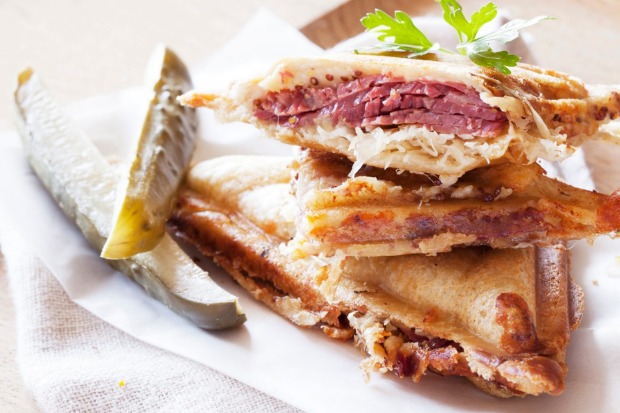 Jill Dupleix's reuben jaffle filled with腌牛肉，酸菜和泡菜