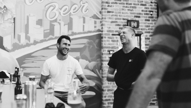 Balter Brewing Company在Surfing Mick Mick Fanning，Bede Durbidge，Josh Kerr之间进行了谈话中的谈话。