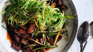 用葱炒羔羊肉。