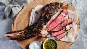 蓝鸭的战斧牛排和chimichurri。