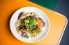 与三文鱼的波斯米克式克服尼克在Matinee咖啡在Marrickville。