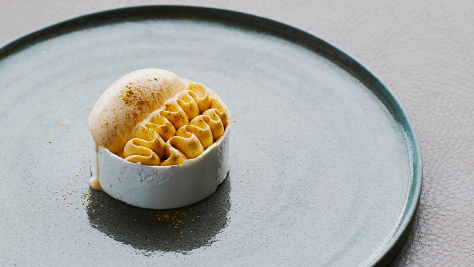 感恩节符合Pavlova：加香料南瓜奶油外交官，什itake冰淇淋和蛋白甜饼。