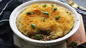 慢火烤制的羔羊肉上盖一层kataifi酥皮。