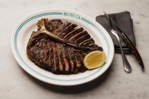 烟熏，烧焦和咸的Bistecca Alla Fiorentina。