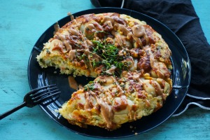 共享友好的饺子Okonomiyaki。