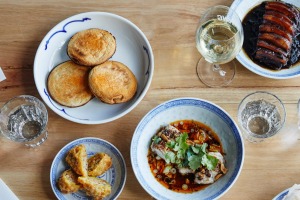 顺时针从左上方：Mapo豆腐衬线，Moy Choy（五花肉配芥末蔬菜），胡椒牛肉t，蒸...