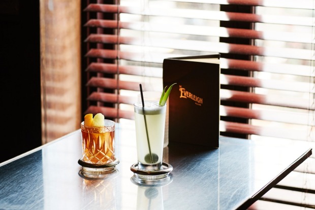 旧式鸡尾酒酒吧的旧式（左）everleigh。