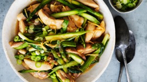 春天炒鸡肉片和芦笋矛。