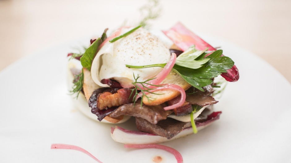贝恩斯代尔（Bairnsdale）北部地面的烤牛心脏里娜（Lyonnaise）沙拉。