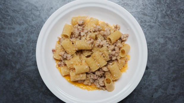 Rigatoni，牛奶焖猪肉和辣椒。