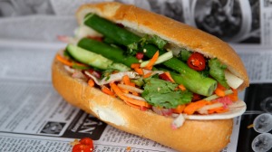 硬皮卷，多汁的馅料：马里克维尔猪肉卷的猪肉banh mi。