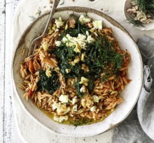 Jill Dupleix的番茄Risoni与Silverbeet，Feta，核桃和蜂蜜。