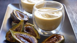 Zabaglione乳蛋糕与焦糖无花果。