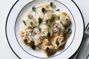 乔·琼斯（Joe Jones）的cacio e pepe gnocchi。
